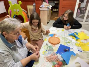 Kétsopronyi Játékközpont: a helyi nyugdíjasok is szívesen vezetnek kézműves foglakozást