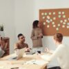 Csoportmunka és brainstorming egy tárgyaló asztalnál