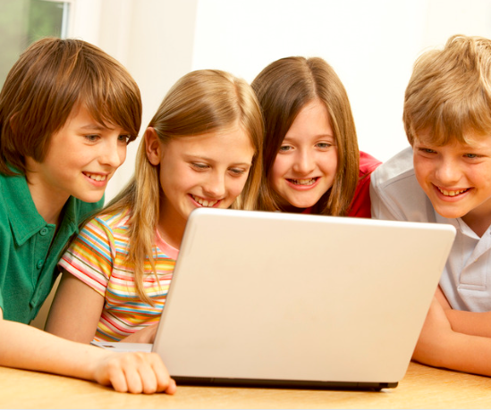 Gyerekek egy laptopot néznek